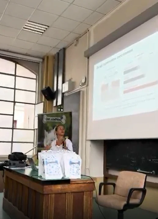 Olivia pendant une intervention, devant une présentation projetée